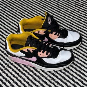 Nike Air Max 90 Leather GS sneakers in the Black/White and Arctic Pink colorway